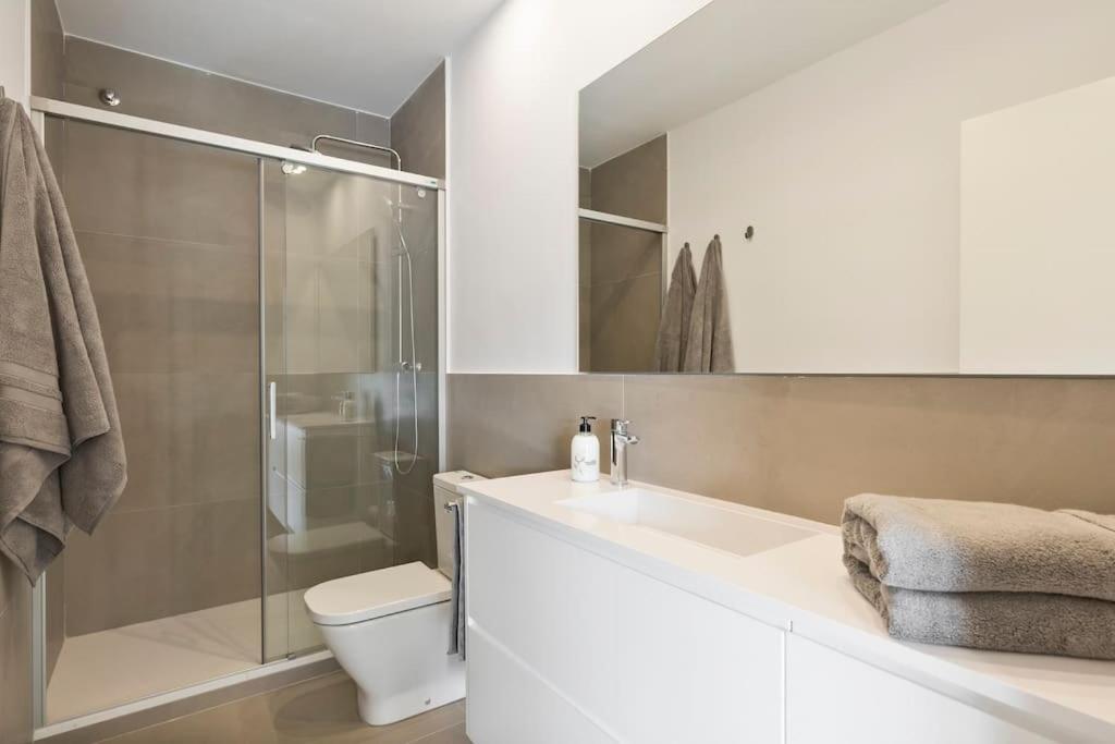 Modern And Bright Well Located In Gracia Appartamento Barcellona