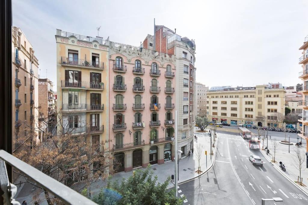 Modern And Bright Well Located In Gracia Appartamento Barcellona