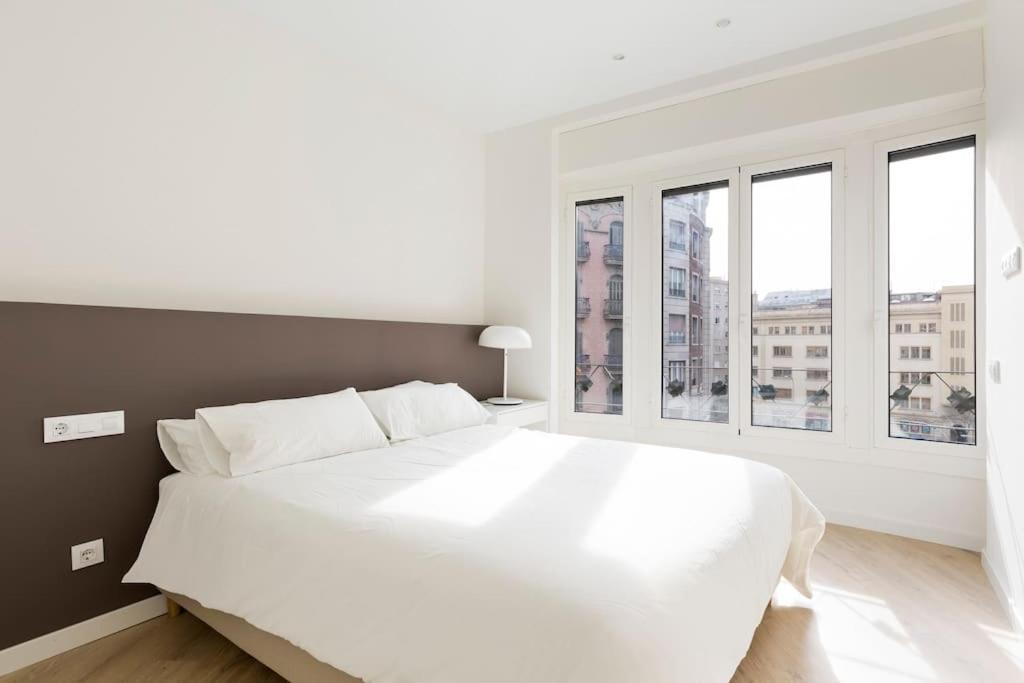 Modern And Bright Well Located In Gracia Appartamento